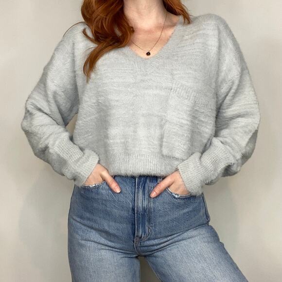 JCL Size Large Light Gray V-Neck Eyelash Fuzzy Cozy Semi Cropped Sweater - Picture 3 of 11